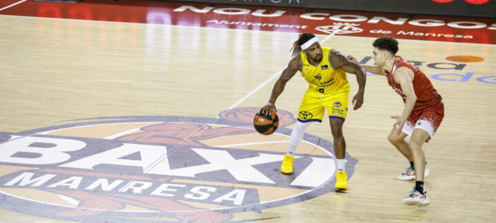 Jugador del Club Baloncesto Gran Canaria driblando en partido contra el BAXI Manresa.