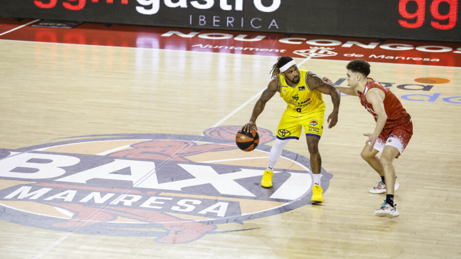 Jugador del Club Baloncesto Gran Canaria driblando en partido contra el BAXI Manresa.