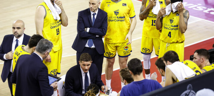 Jugadores y cuerpo técnico del CB Gran Canaria en tiempo muerto durante un partido.