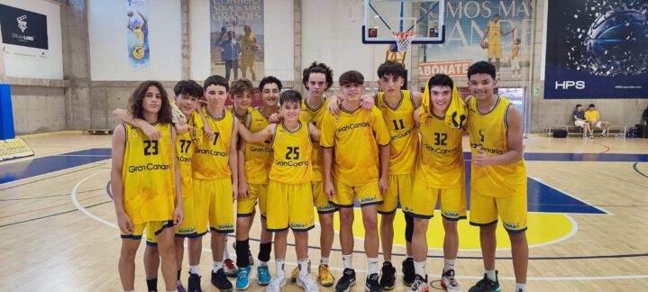 Jugador juvenil del Club Baloncesto Gran Canaria posando en la cancha tras un triunfo.