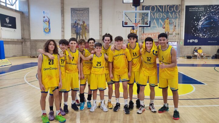 Jugador juvenil del Club Baloncesto Gran Canaria posando en la cancha tras un triunfo.