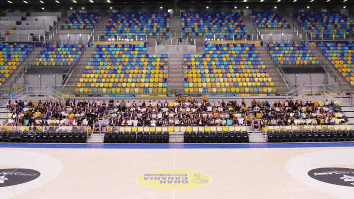 Aficionados en las gradas, apoyando al equipo durante un evento en el pabellón.