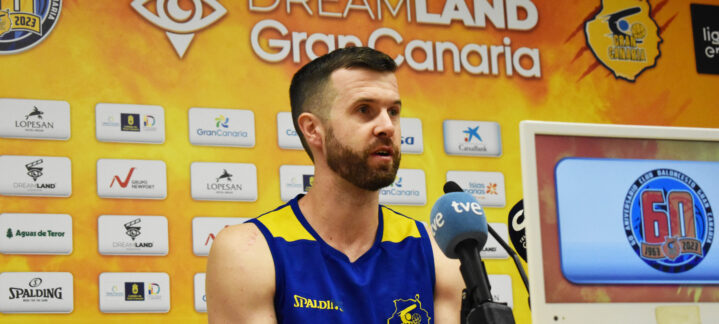 John Shurna habla en una rueda de prensa del Club Baloncesto Gran Canaria.
