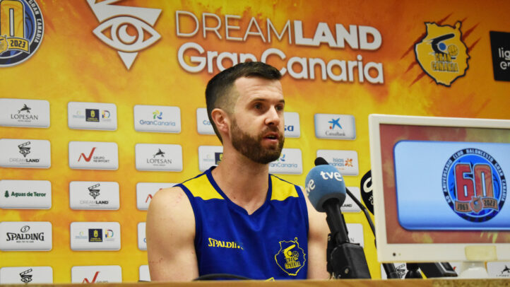 John Shurna habla en una rueda de prensa del Club Baloncesto Gran Canaria.