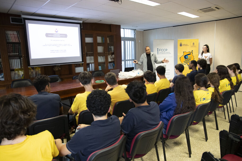 Presentación sobre el proyecto ""A Todo Pulmón"" para jóvenes del club en sala de reuniones.