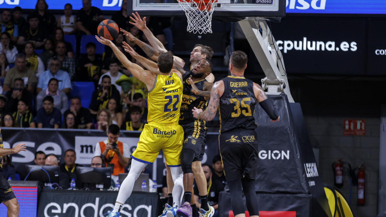 Jugadores compiten por el rebote en un partido del Dreamland Gran Canaria.