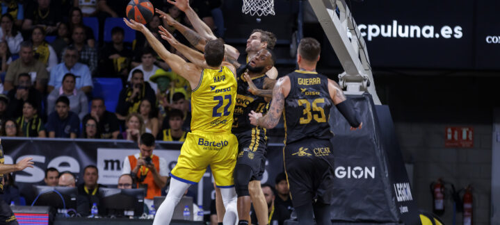 Jugadores compiten por el rebote en un partido del Dreamland Gran Canaria.