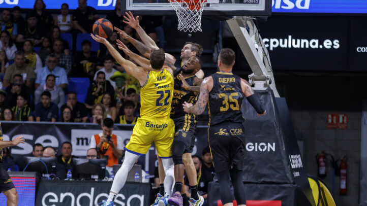 Jugadores compiten por el rebote en un partido del Dreamland Gran Canaria.
