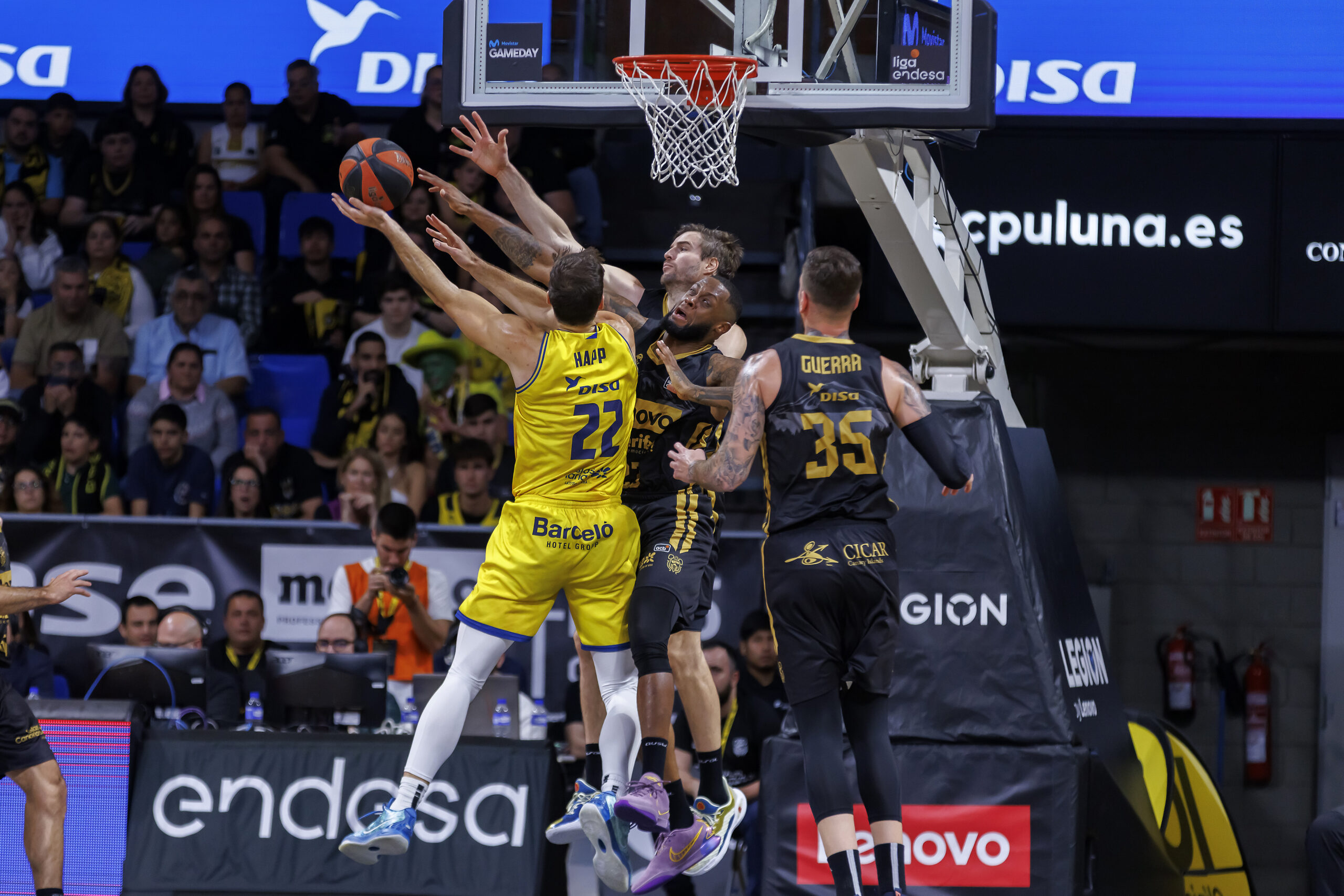 Jugadores compiten por el rebote en un partido del Dreamland Gran Canaria.
