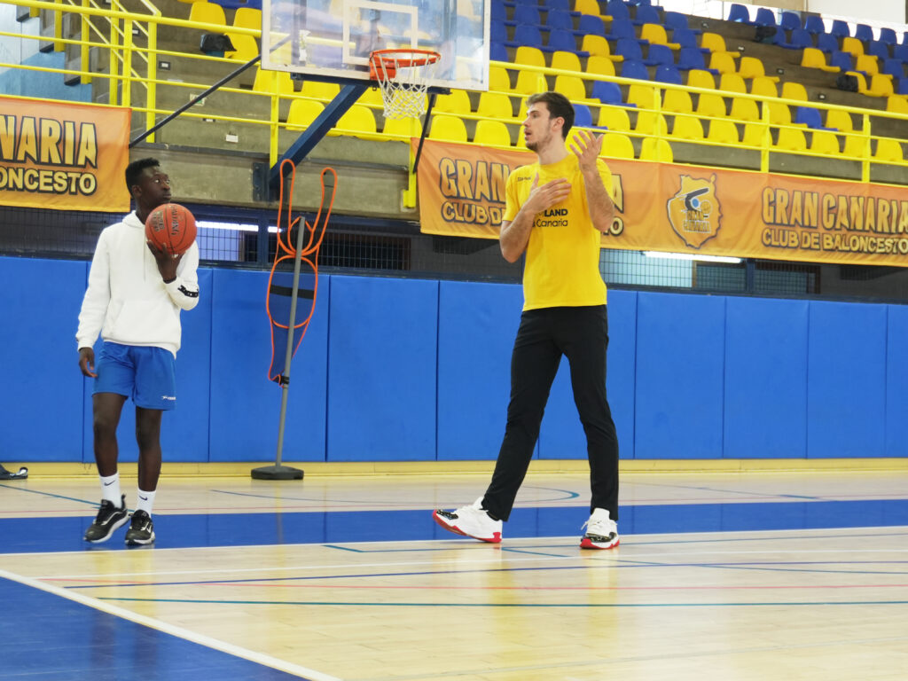 Ethan Happ y Amar Gegic interactúan durante un clínic de baloncesto en Gran Canaria.