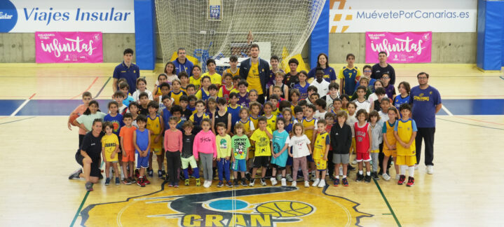 Grupo de niños y entrenadores en el X Clínic de Semana Santa del CB Gran Canaria.