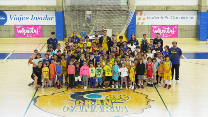 Grupo de niños y entrenadores en el X Clínic de Semana Santa del CB Gran Canaria.