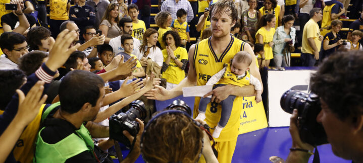 Jugadores y aficionados interactúan en un evento del Club Baloncesto Gran Canaria.
