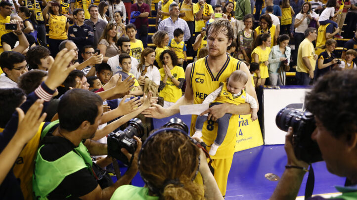 Jugadores y aficionados interactúan en un evento del Club Baloncesto Gran Canaria.