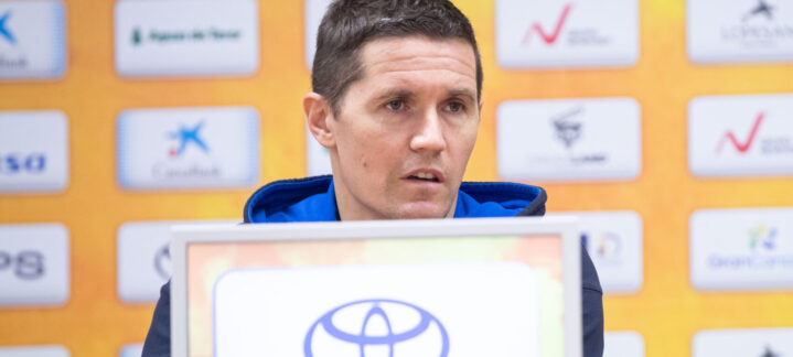 Entrenador del Club Baloncesto Gran Canaria durante una rueda de prensa.