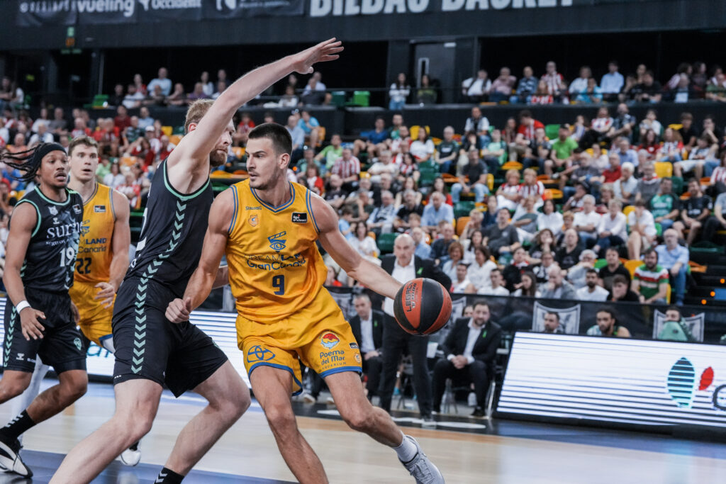 Jugador del Gran Canaria driblando ante un adversario del Surne Bilbao Basket durante el partido.