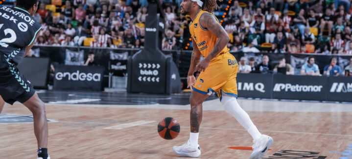 Jugadores en acción durante el partido entre Gran Canaria y Surne Bilbao Basket.