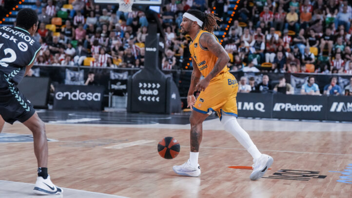 Jugadores en acción durante el partido entre Gran Canaria y Surne Bilbao Basket.