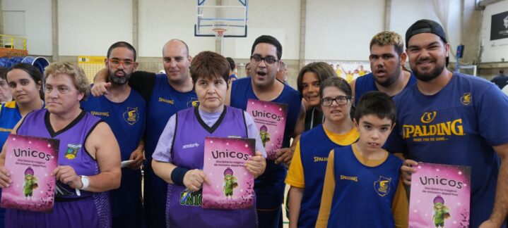Grupo de jugadores y entrenadores del Únics Cerdanya sosteniendo carteles del proyecto.