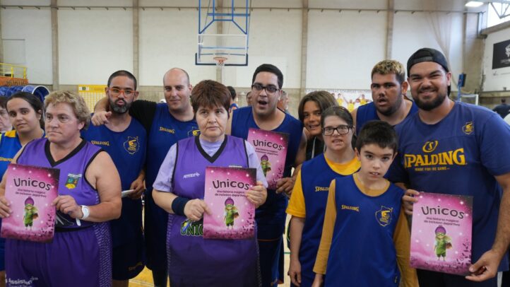 Grupo de jugadores y entrenadores del Únics Cerdanya sosteniendo carteles del proyecto.