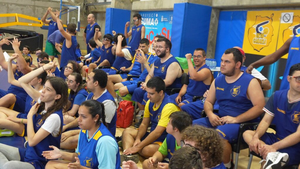 Grupo de personas animando en un evento del Proyecto Suma, con un ambiente festivo.
