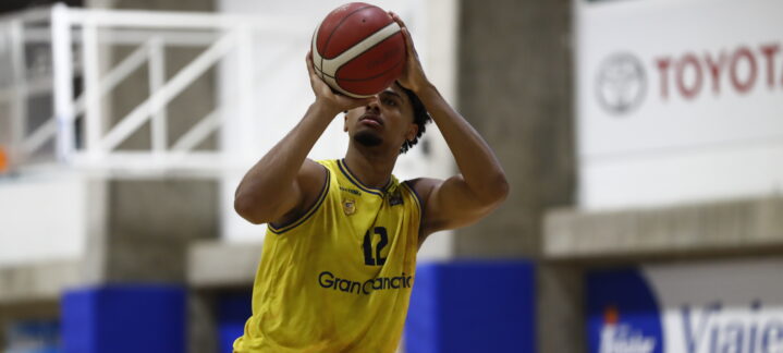 Jugador del Gran Canaria en posición de lanzamiento con balón en mano.