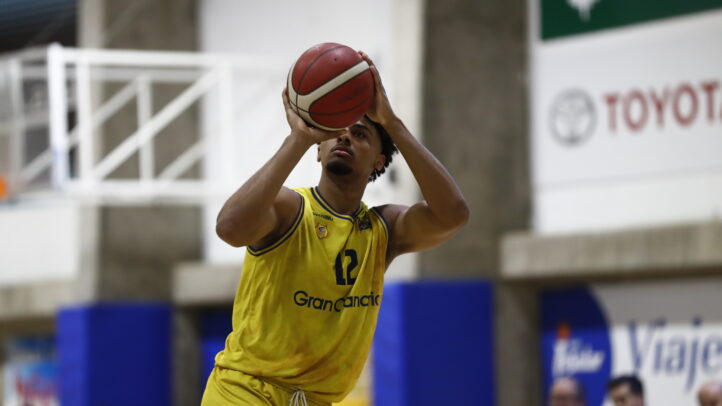 Jugador del Gran Canaria en posición de lanzamiento con balón en mano.