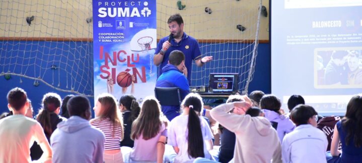 Un ponente explica el Proyecto Suma a un grupo de estudiantes sentados.