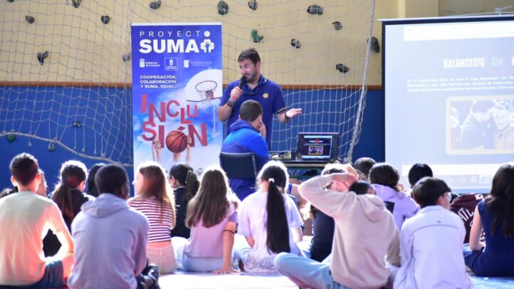 Un ponente explica el Proyecto Suma a un grupo de estudiantes sentados.