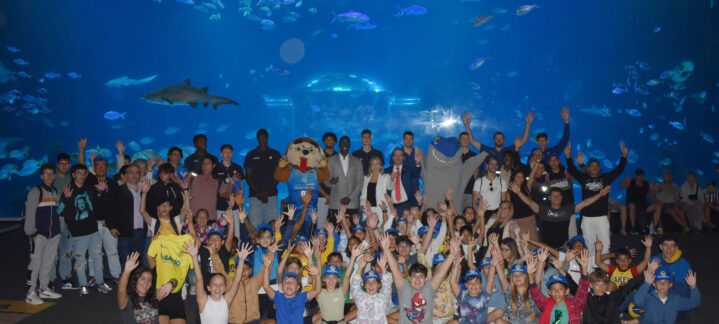 Grupo de niños y miembros del Dreamland Gran Canaria posando en el acuario Poema del Mar.