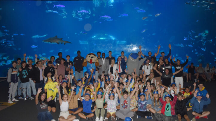 Grupo de niños y miembros del Dreamland Gran Canaria posando en el acuario Poema del Mar.