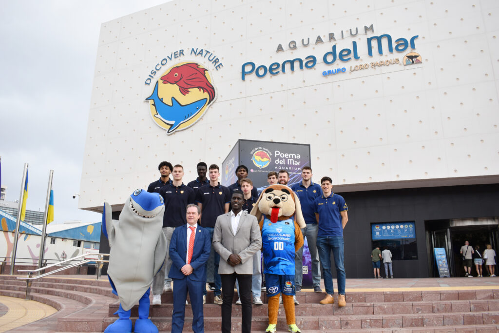 Jugadores del Dreamland Gran Canaria y representantes frente al acuario Poema del Mar.