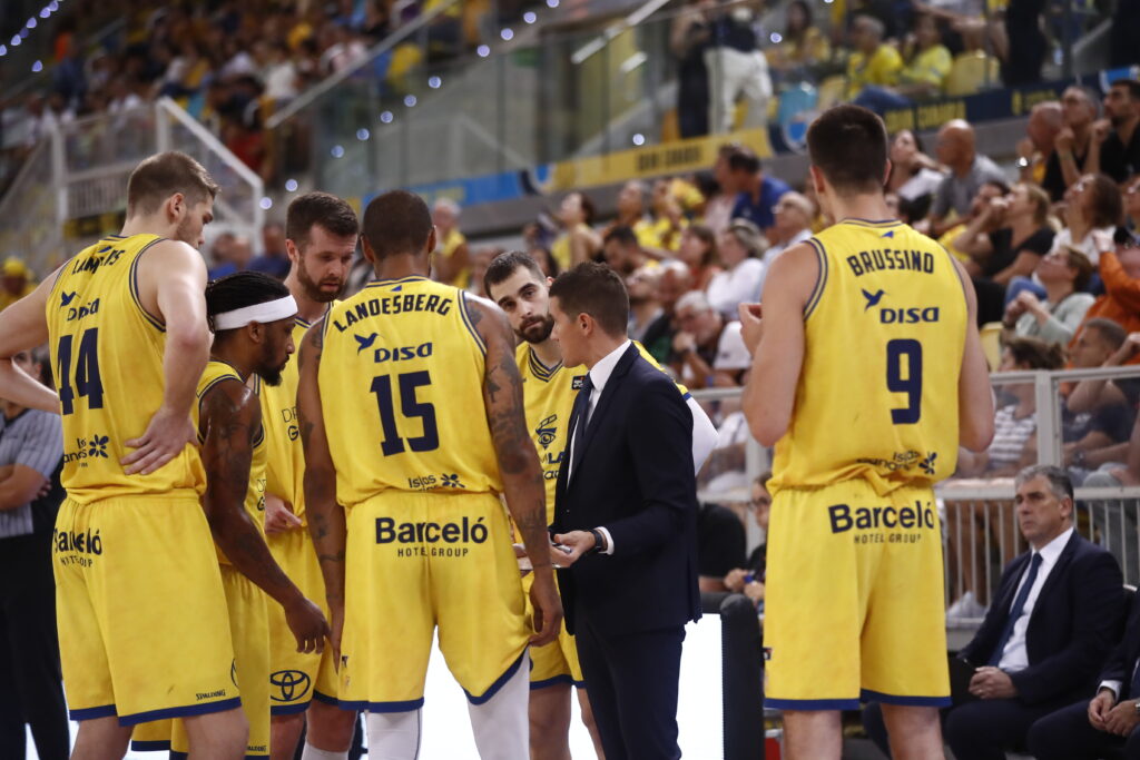 Jugadores del Club Baloncesto Gran Canaria en tiempo de descanso con su entrenador.