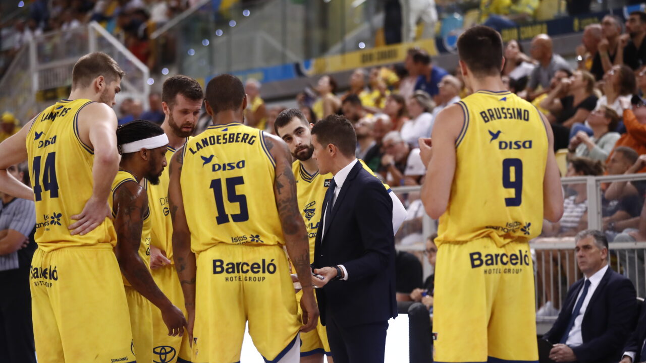 Jugadores del Club Baloncesto Gran Canaria en tiempo de descanso con su entrenador.