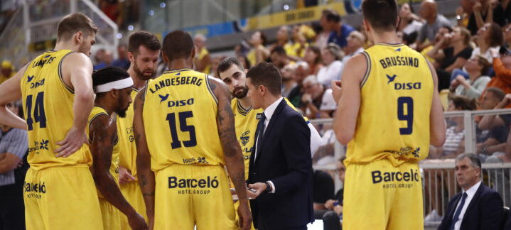 Jugadores del Club Baloncesto Gran Canaria en tiempo de descanso con su entrenador.
