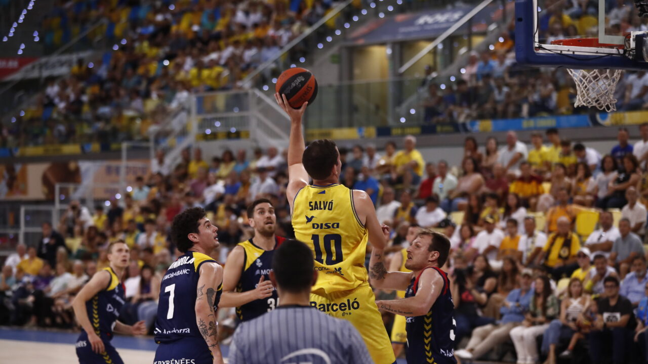 Jugador del Dreamland Gran Canaria lanza a canasta en un partido intenso.