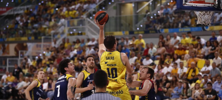 Jugador del Dreamland Gran Canaria lanza a canasta en un partido intenso.