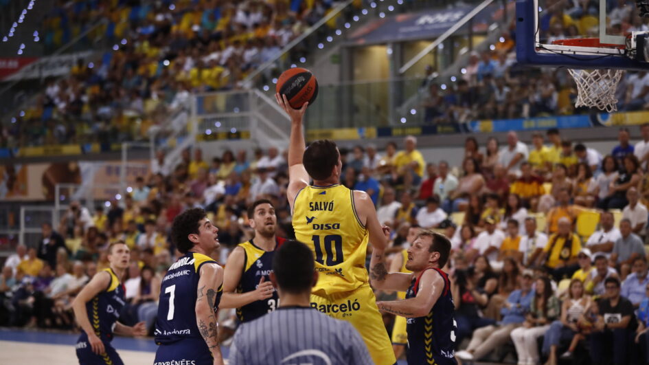 Jugador del Dreamland Gran Canaria lanza a canasta en un partido intenso.