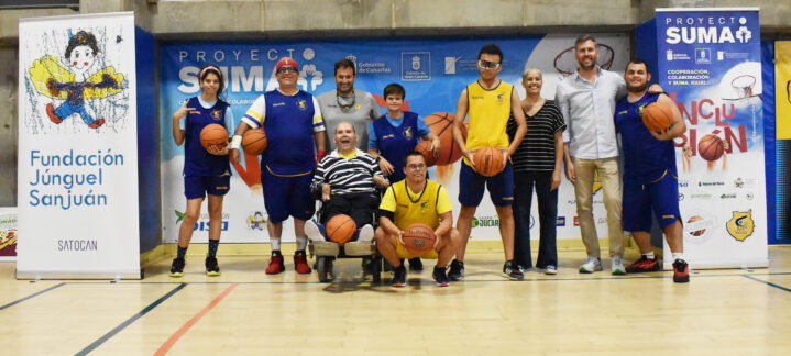 Integrantes de la Fundación Júnguel Sanjuán posan con balones de baloncesto en un evento.