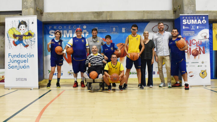 Integrantes de la Fundación Júnguel Sanjuán posan con balones de baloncesto en un evento.