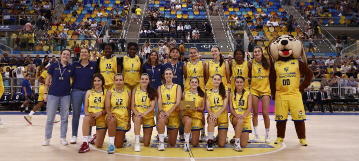 Equipo júnior femenino del Gran Canaria posando con trofeo, celebrando su campeonato.