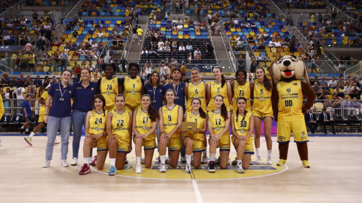 Equipo júnior femenino del Gran Canaria posando con trofeo, celebrando su campeonato.