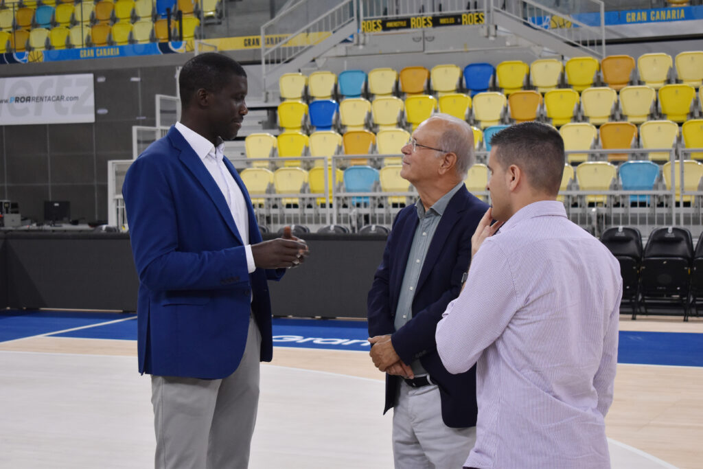 Reunión del Club Baloncesto Gran Canaria para el acuerdo con ICSE en la cancha.