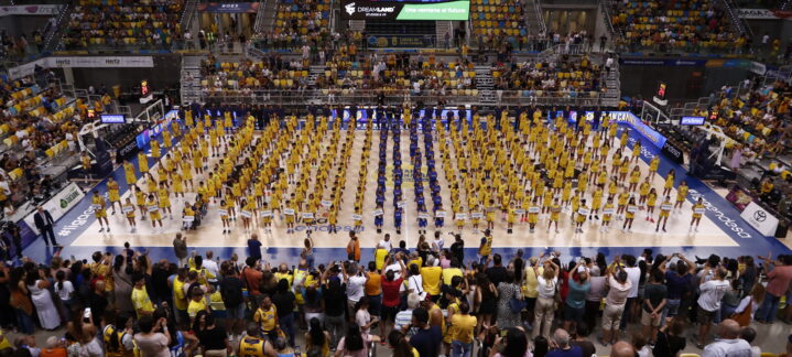 Presentación de la cantera del CB Gran Canaria con numerosos jóvenes en la cancha.