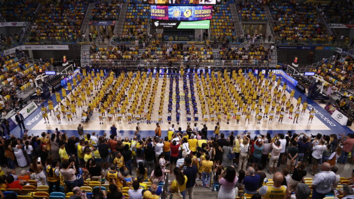 Presentación de la cantera del CB Gran Canaria con numerosos jóvenes en la cancha.
