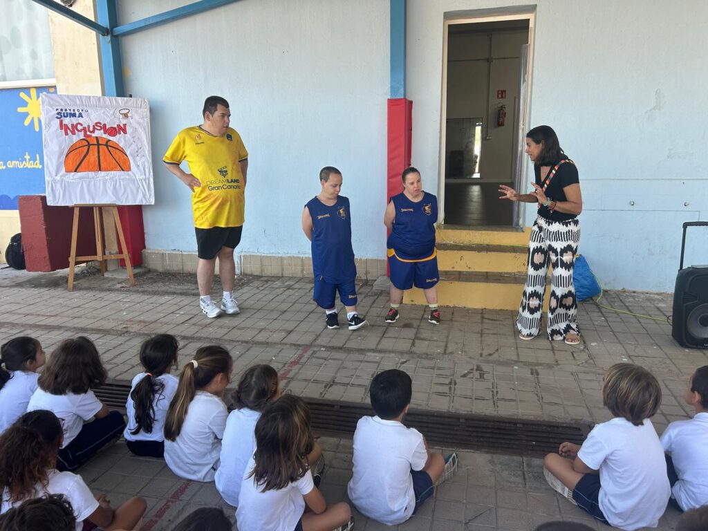 Evento de inclusión deportiva en el CEIP Príncipe de Asturias con participantes y espectadores.