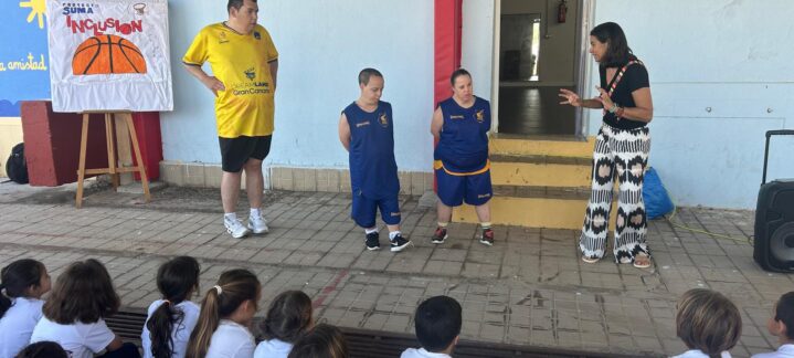 Evento de inclusión deportiva en el CEIP Príncipe de Asturias con participantes y espectadores.