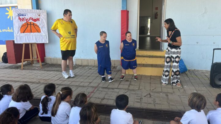 Evento de inclusión deportiva en el CEIP Príncipe de Asturias con participantes y espectadores.