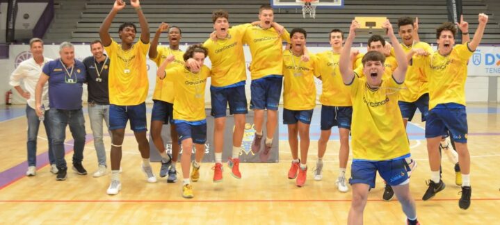 Jugadores de baloncesto celebrando la victoria como campeones de Canarias.