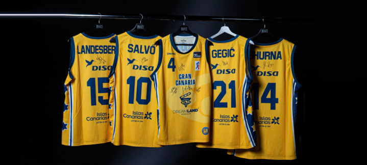 a subasta con fines benéficos","Camisetas de baloncesto firmadas, exhibidas para subasta benéfica.